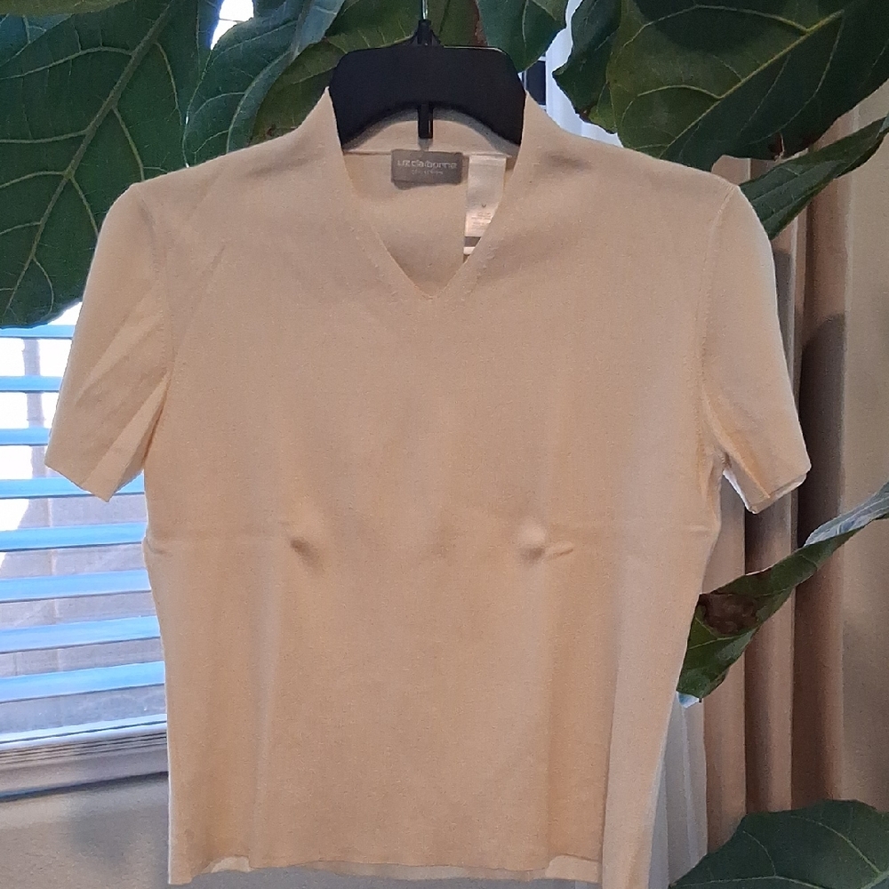 Liz Claiborne Cream Short Sleeve V-Neck Tee